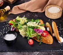 Стейк из индейки с салатом микс