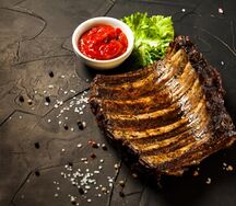 Свиные ребра на гриле с соусом BBQ