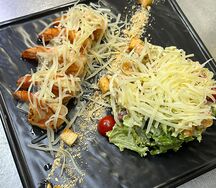 Салат Цезарь с тигровыми креветками