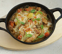 Горячая сковородка с куриной грудкой под сырной шапкой