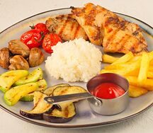 Шашлык из куриного бедра и овощи на гриле