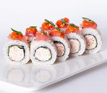Ролл с тунцом и соусом том ям