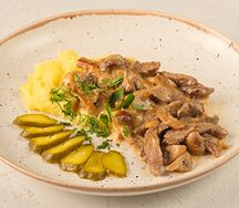Говядина по-строгановски с картофельным пюре