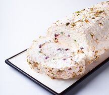 Десерт Меренговый рулет с фисташкой