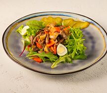 Теплый салат с говядиной и грибами