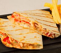Кесадилья с курицей и карамелизированным луком