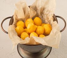 Картофельные шарики с кетчупом