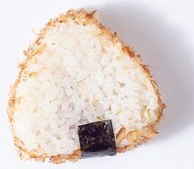 Онигири с тунцом