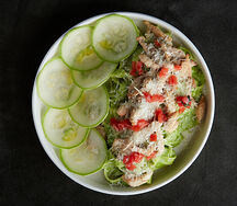 Феттуччине с курицей, кабачками и зеленым соусом