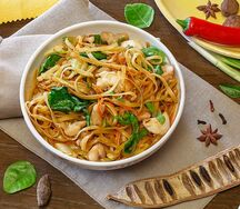 Жареная лапша с курицей