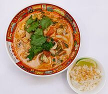 Том Ям с кальмаром и креветкой