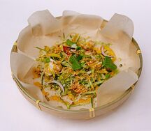 Салат с креветкой и манговой заправкой
