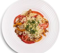 Спагетти с курицей и овощами