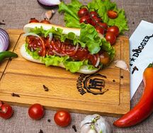 Куриный хот-дог с острым соусом чили