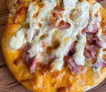 Пицца с колбасой и огурцами