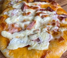 Пицца с колбасой и томатами