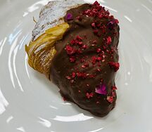 Круассан с шоколадом и свежими ягодами