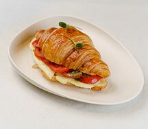 Круассан с моцареллой и томатами