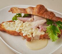 Круассан, скрембл, копченый окорок