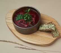 Борщ с телятиной, наполеоном из ржаного хлеба и зеленого масла