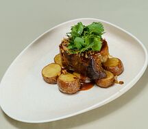 Буженина с молодым картофелем и хрустящим луком