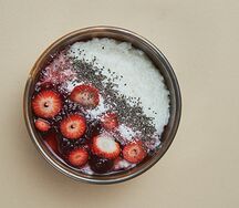Каша рисовая с клубничным вареньем и кокосом