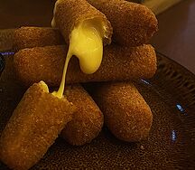 Сырные палочки с брусничным соусом
