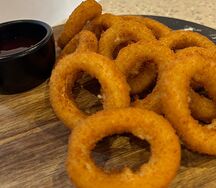Луковые кольца с брусничным соусом 