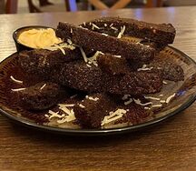 Гренки ржаные с чесночным соусом