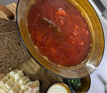 Борщ с говядиной и бородинскими гренками