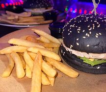 Бургер для неё с картофелем фри