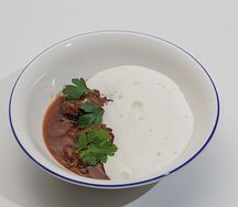Говяжьи щёки с пастой орзо и муссом из пармезана