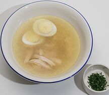 Куриный бульон с цыплёнком и яйцом