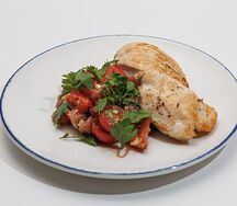 Куриное филе с салатом из томатов и ароматной зеленью