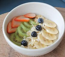 Овсяная каша с фруктами