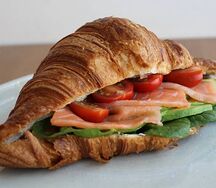 Закусочный круассан с лососем