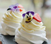 Десерт Павлова с лесными ягодами