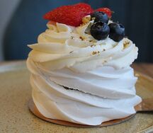 Десерт Павлова абрикос-маракуйя