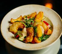 Салат с креветками темпура и жареным персиком