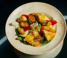 Тайский салат с хрустящим цыпленком и жареным ананасом