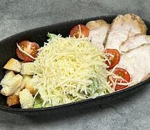 Салат Цезарь с курицей