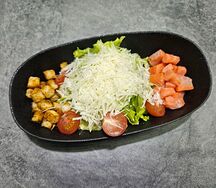 Салат Цезарь с копченым лососем