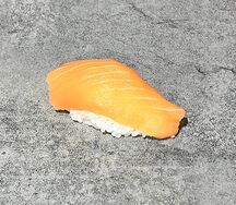 Суши с лососем