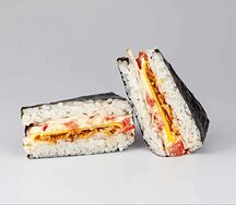 Онигири с беконом