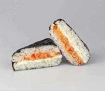 Онигири с лососем