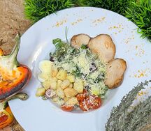 Салат Цезарь с курицей