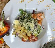 Салат Цезарь с креветками