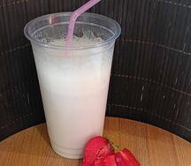 Коктейль молочный клубничный