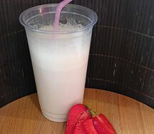 Коктейль молочный клубничный