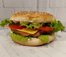 Цезарь-бургер с курицей